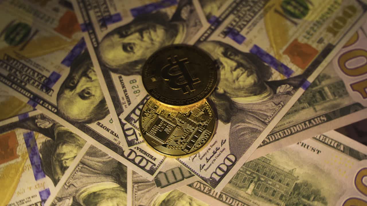 bitcoins brillantes con el símbolo de la criptomoneda en los nuevos billetes de dólares estadounidenses.