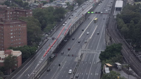 carretera en día lluvioso en la ciudad de sydney