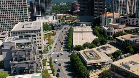 Un-Dron-Aéreo-Disparó-Lentamente-Hacia-Abajo-Mirando-Hacia-La-Calle-Principal-En-El-Centro-De-Buckhead-En-Atlanta,-Ga