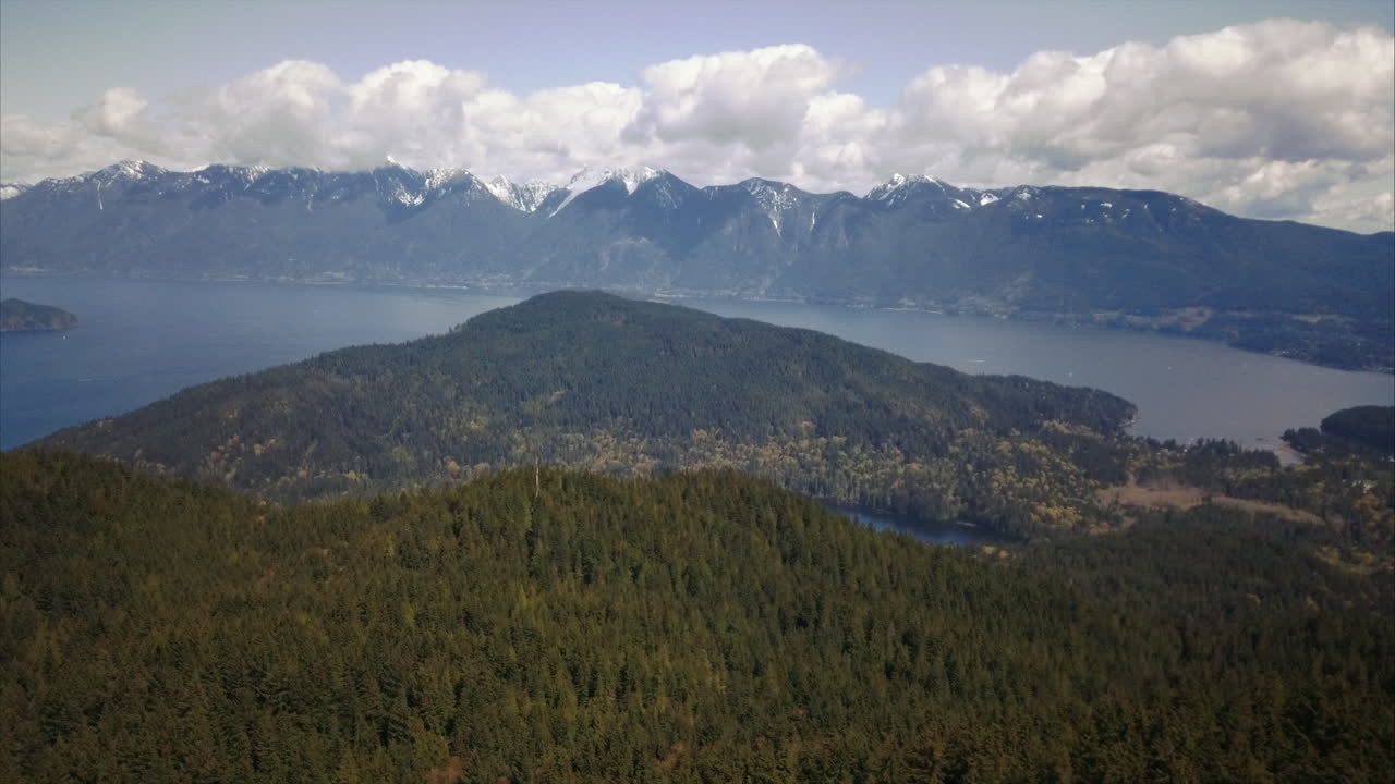 vista aérea del bosque y las montañas de la isla bowen, lento, más alto