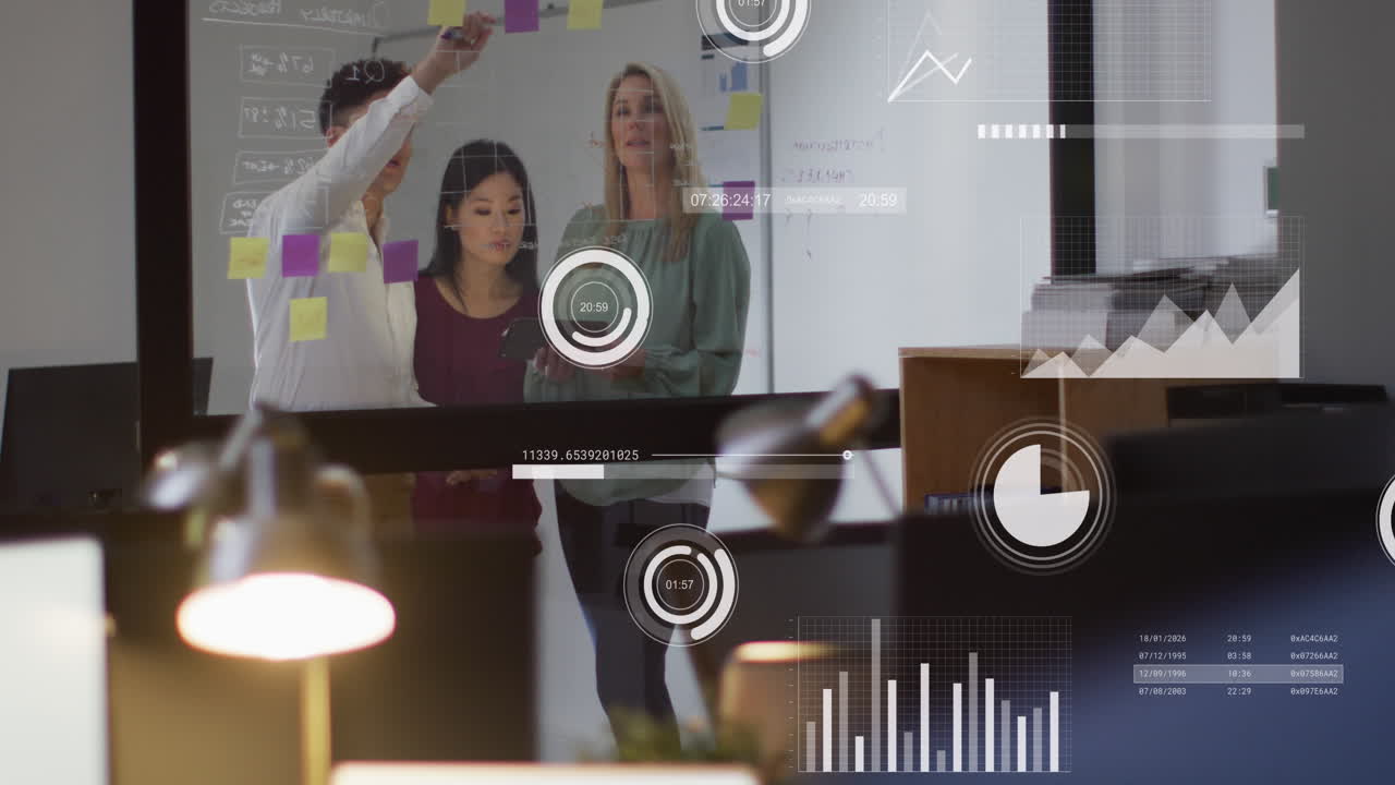animación del procesamiento de datos contra diversos colegas que discuten sobre notas de memorando en la oficina