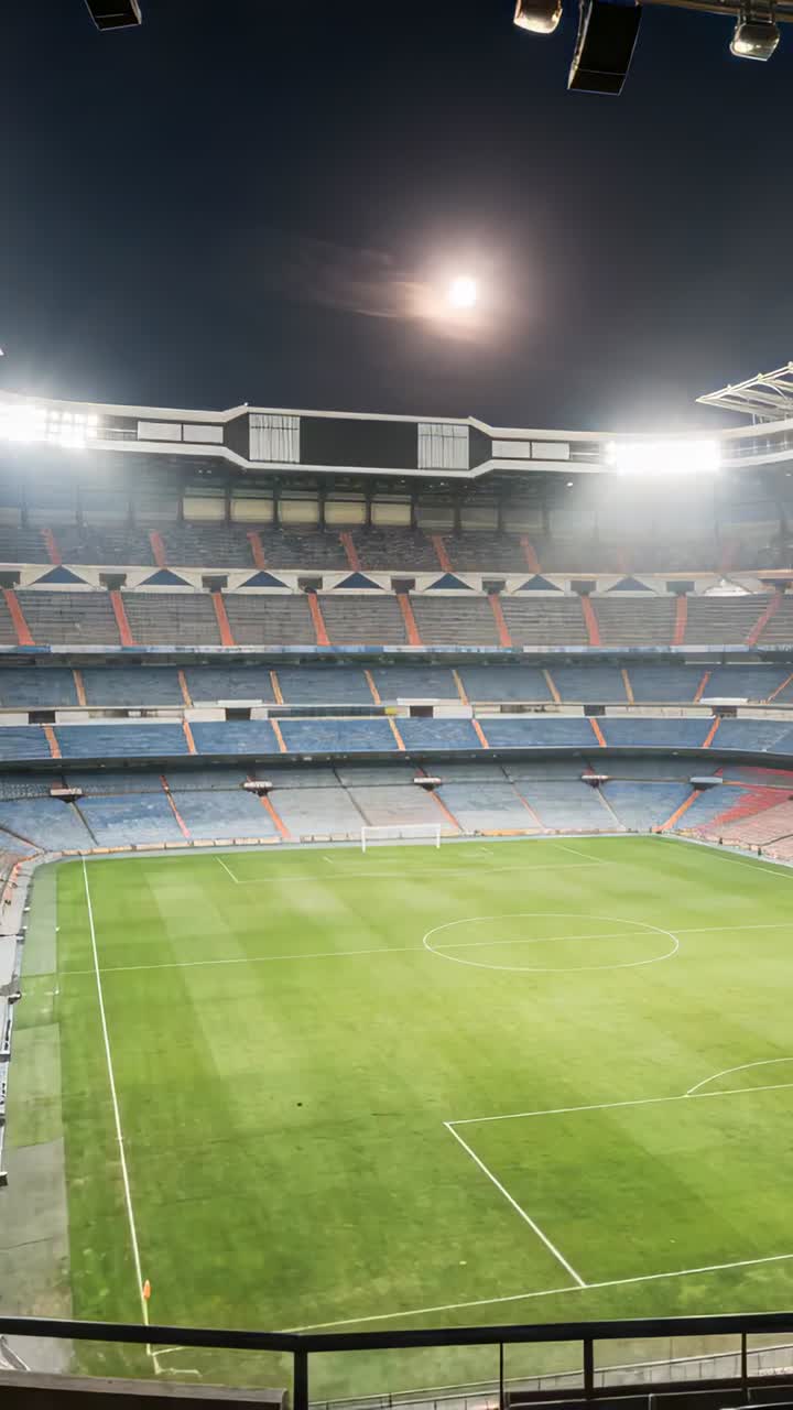 Video verticale: Sole che tramonta, luci che si accendono nello stadio da un balcone, mostrando la bandierina d'angolo.