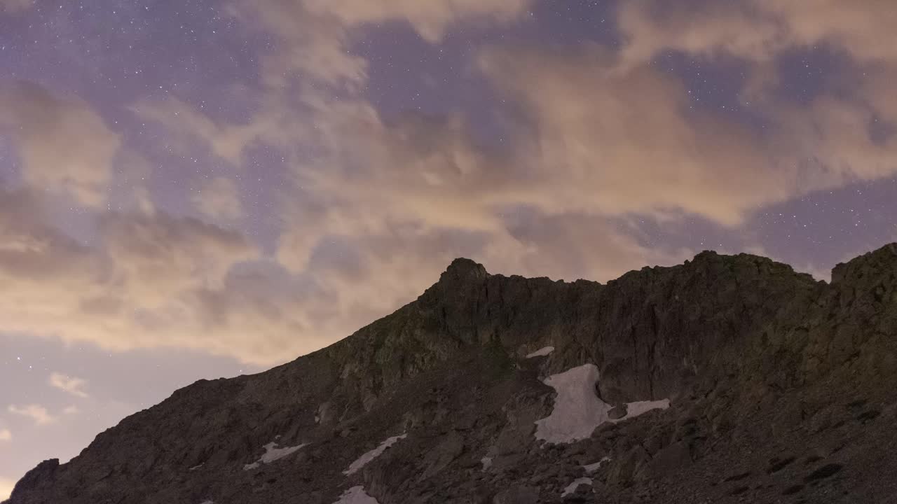 lapso de tiempo de algunas nubes con un cielo estrellado