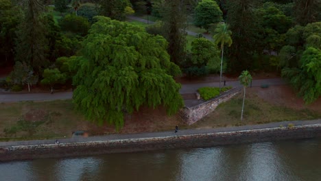 Paseo-Marítimo-De-Kangaroo-Point-Con-Gente-Paseando-En-Brisbane,-Queensland,-Australia