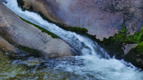 Wassererosion-Auf-Dem-Grundgestein-Des-Wasserfalls-Schuf-Eine-Kurze,-Schmale-Wasserrutsche