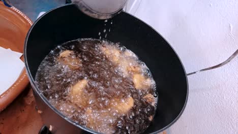 un chef está preparando tacos de pescado