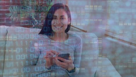 animación de codificación binaria contra mujer caucásica sonriendo mientras usa teléfono inteligente en casa.