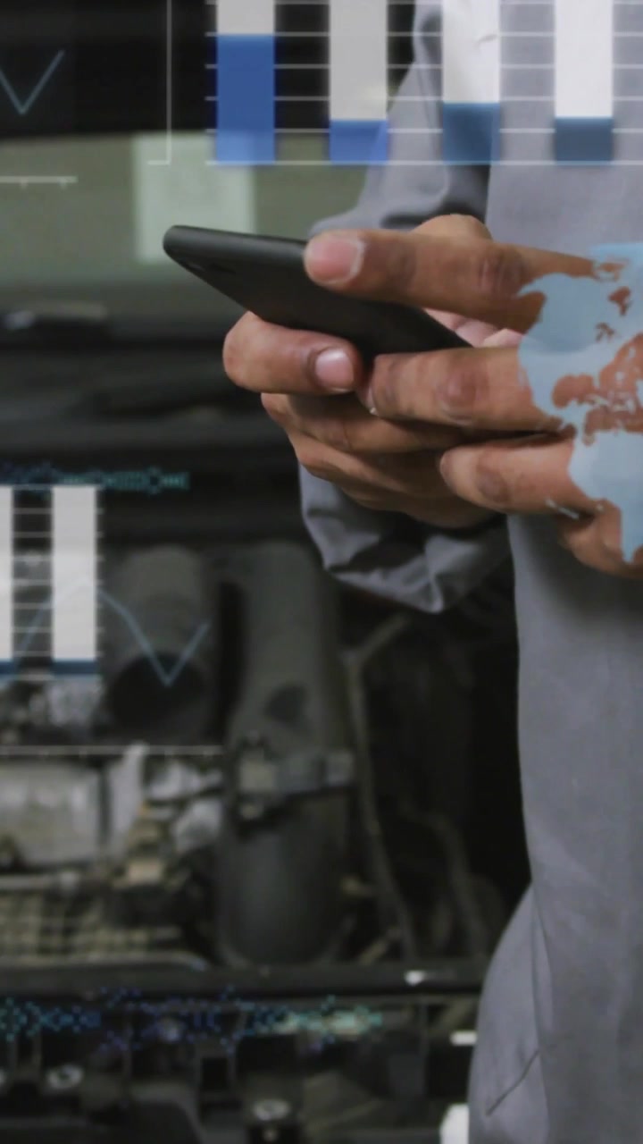 Video verticale: Tecnico che tiene il telefono sopra il veicolo, toccando e diagnosticando con grafici animati, globo