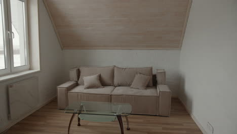 Sofá-Beige-En-Una-Habitación