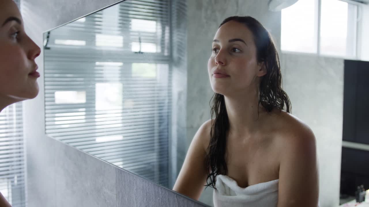 쉬는 시간을 즐기는 젊은 여성