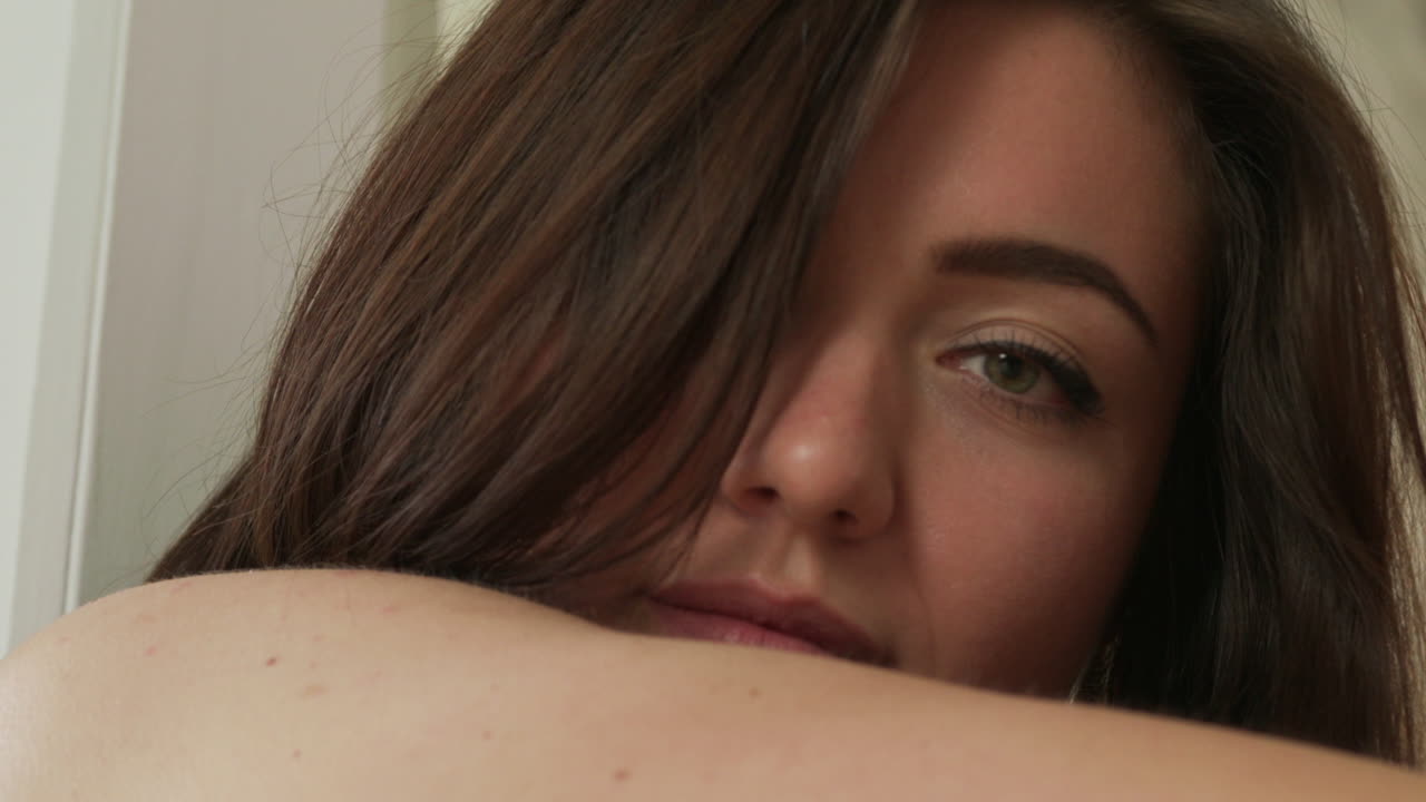 linda chica con las mejillas rojas haciendo contacto visual con la cámara