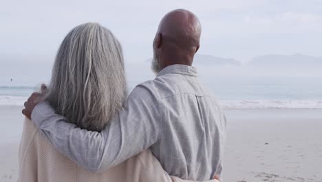 Pareja-Madura-Disfrutando-Del-Tiempo-Al-Aire-Libre-Junto-Al-Mar