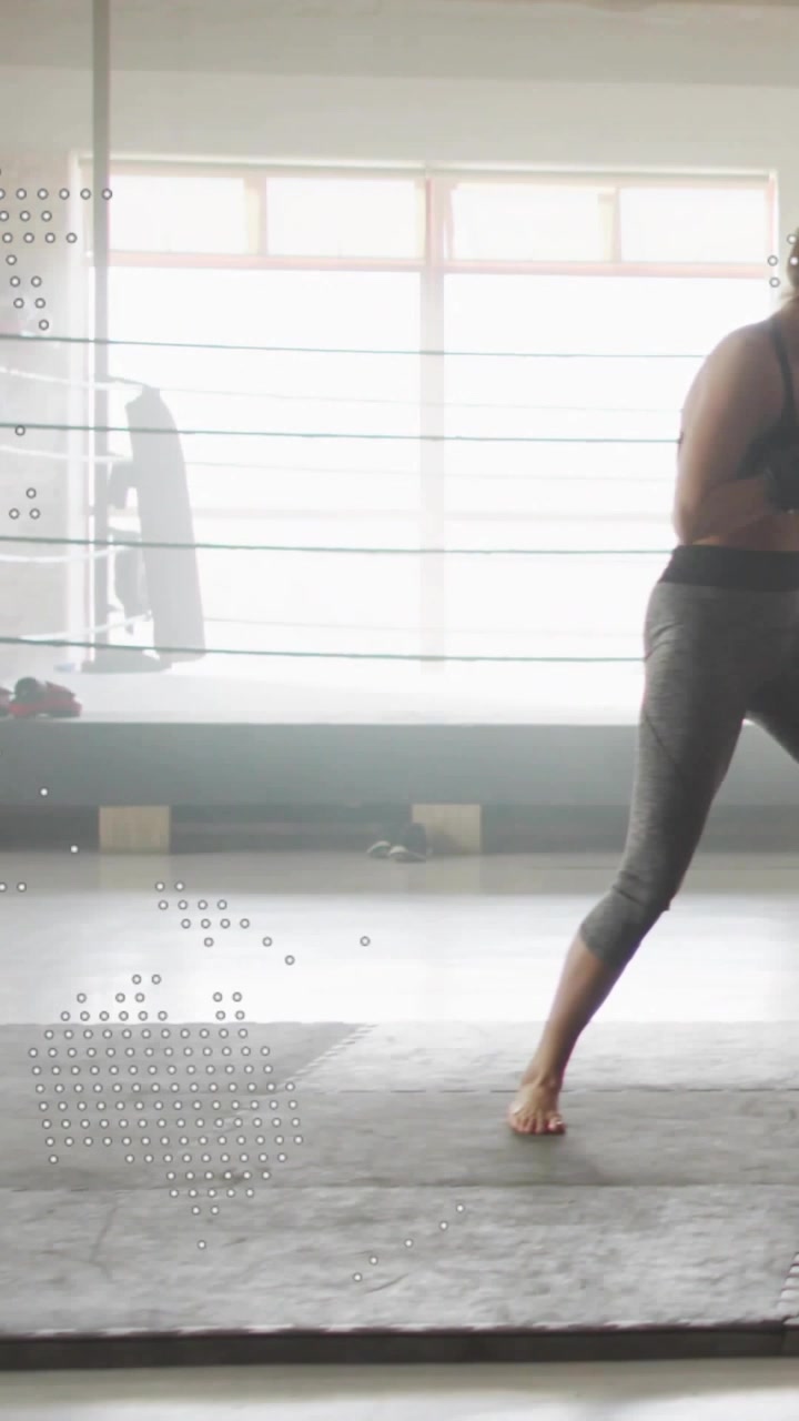 Vídeo vertical: Mulher fazendo exercício de step fitness para equilíbrio, deslocando o peso no tapete e gerando pontos.