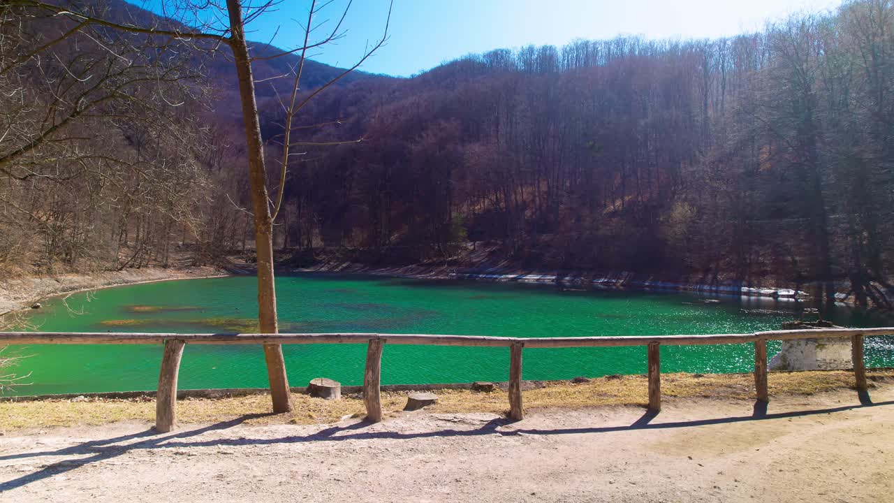 헝가리 헤베스에 있는 살라이카-볼지 국립공원의 호수를 지나고 있습니다.