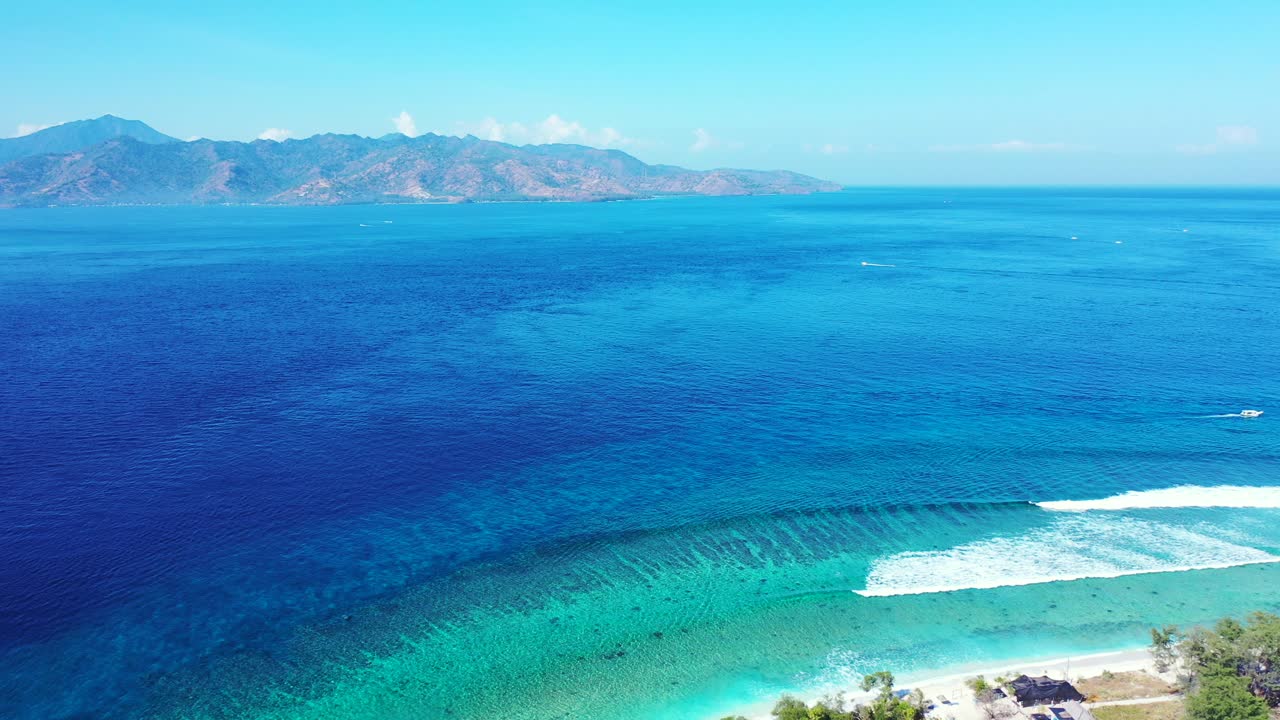 낙원 섬의 열대 그룹의 밝고 푸른 바다의 광활한 창공