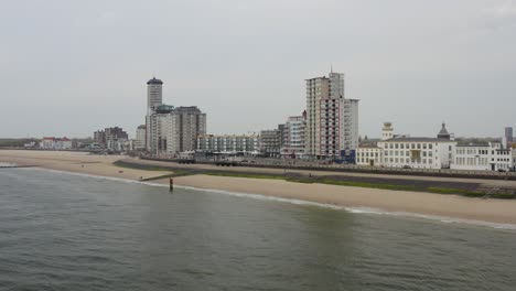 panorama de muñeca aérea de un horizonte frente al mar y una playa de ciudad vacía en vlissingen, zelanda, los países bajos