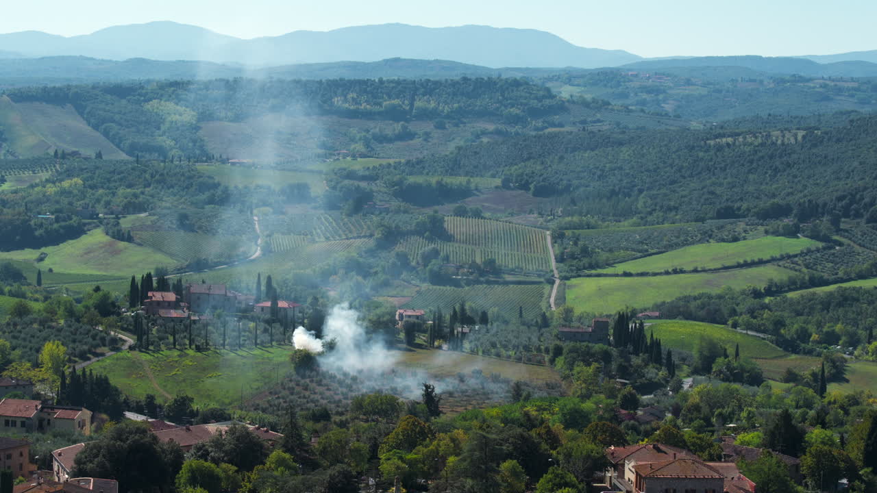Timelapse del fumo che si innalza sopra la campagna italiana.
