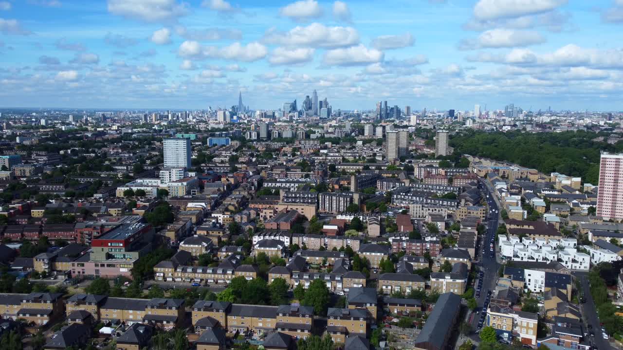 동부 런던의 스트랫포드와 해크니 스카이 라인 위에서 광각 드론 촬영