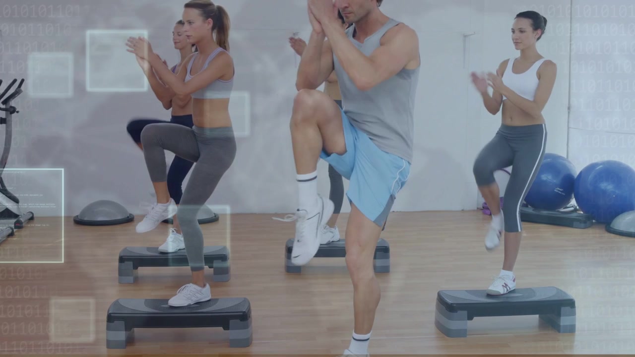 Allenatore che dà il ritmo a un gruppo fitness che esegue esercizi di step e battiti di mani, con un'interfaccia utente sovrapposta che mostra la tempistica.