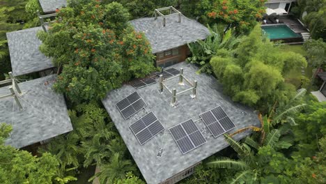 toma aérea aérea sobre una construcción en un centro vacacional en bali, indonesia
