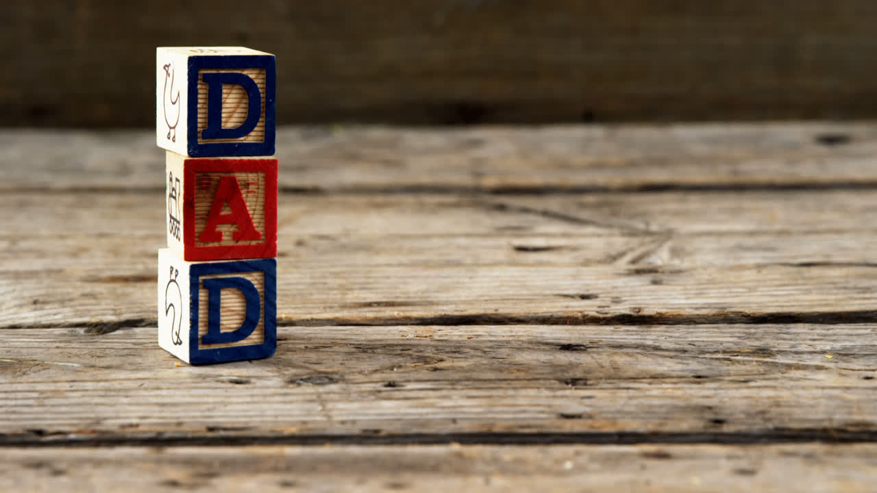 bloques con texto papá en tabla de madera