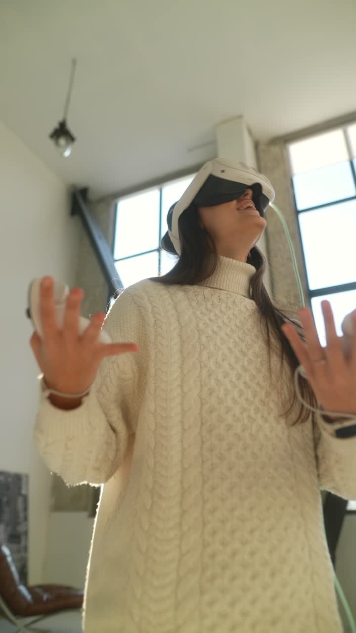 Mujer experimentando realidad virtual