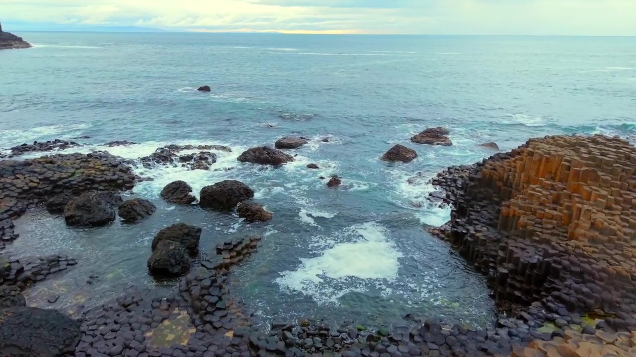 Bevægelig 60FPS 4K luftoptagelse af The Giant's Causeway i Bushmills, County Antrim i Nordirland. Produceret med Rec709 farve i 3840x2160