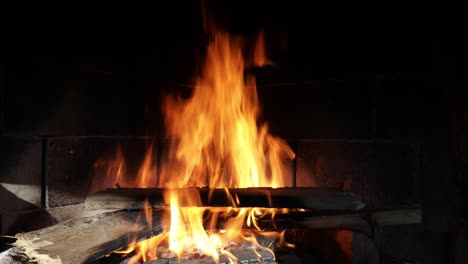 llamas de fuego sobre un fondo negro