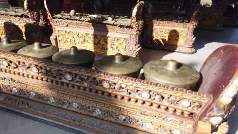 percusión gamelan instrumentos musicales exhibidos, conjunto, asia bali indonesia orquesta de música tradicional en la ceremonia del templo