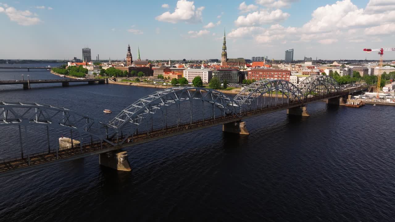 cinematográfico de establecimiento de drones filmado sobre el río daugava, ciudad vieja de riga