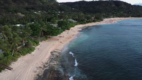 Schöner-Sandstrand-An-Der-Hawaiianischen-Küste