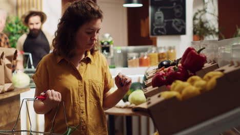 mujer compra verduras de origen ético
