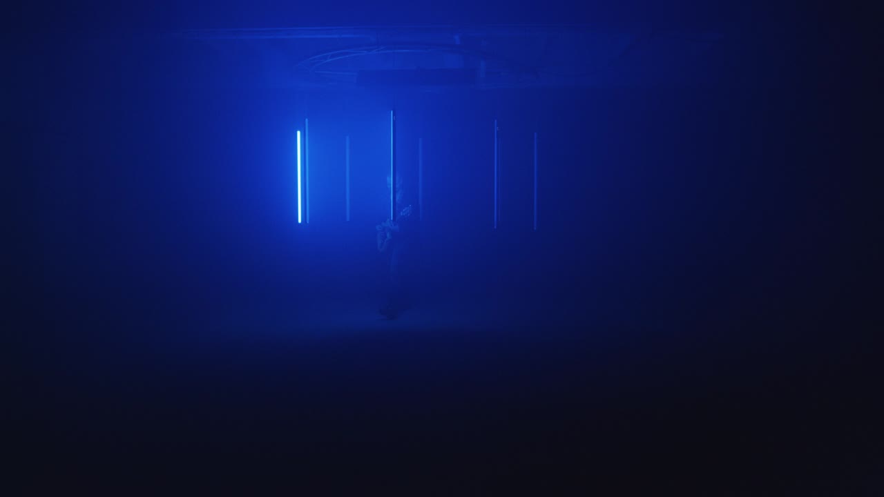 박이는 램프의 원에서 연주하는 남성 기타리스트