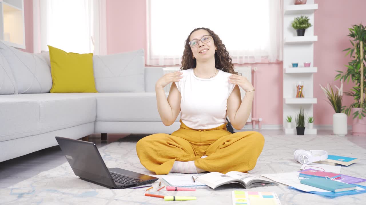 una estudiante arrogante y engreída.