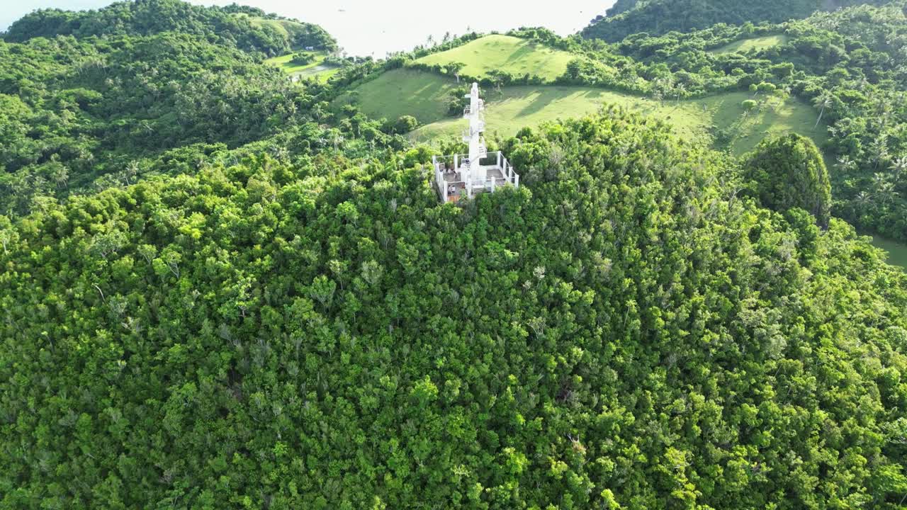 무성한 정글과 언덕의 영화 같은 조감도는 깨끗한 바닷물과 찬란한 열대우림의 숨막히는 전경과 함께 장엄한 보테 등대를 드러냅니다.