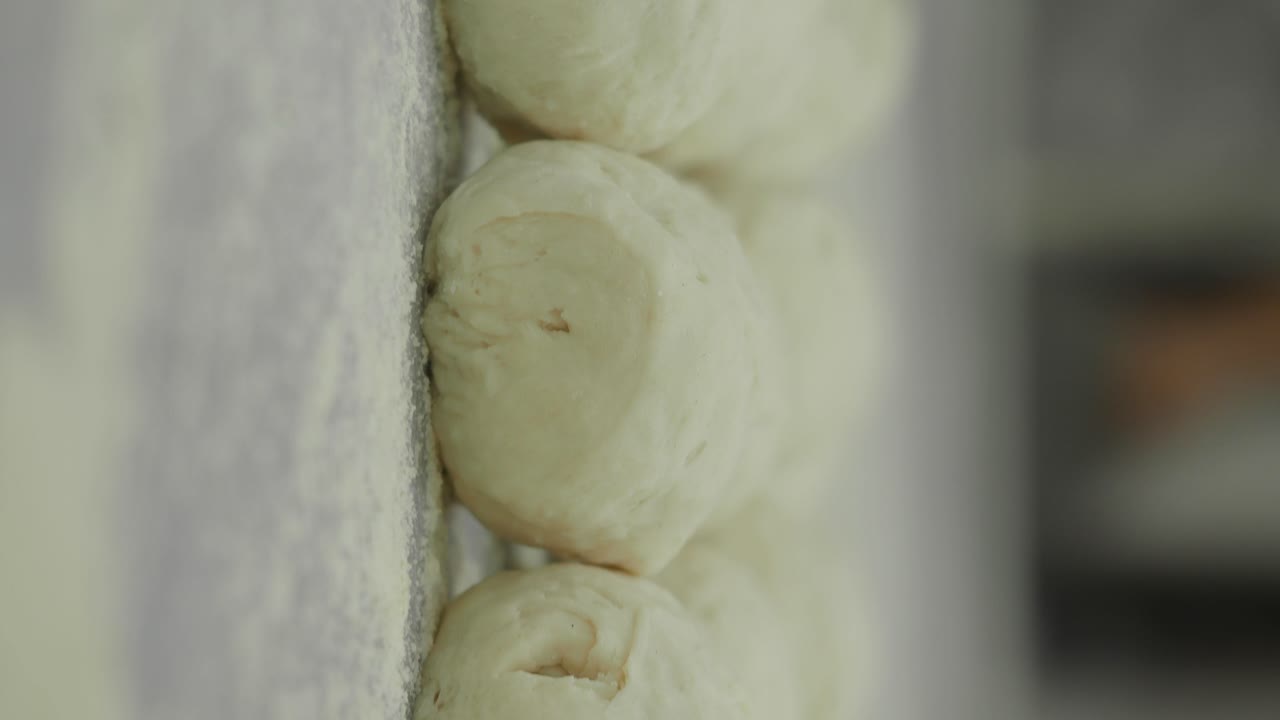 베이킹을 위해 반죽 공을 준비하는 것