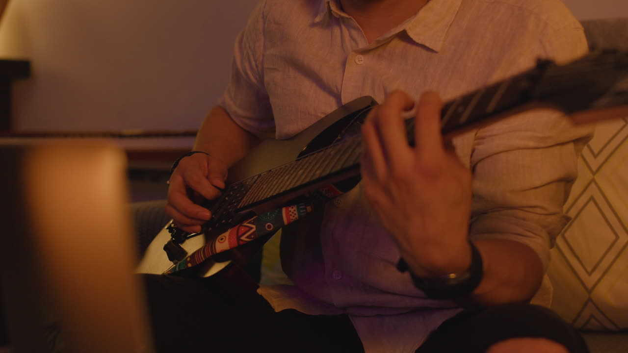 hombre tocando la guitarra