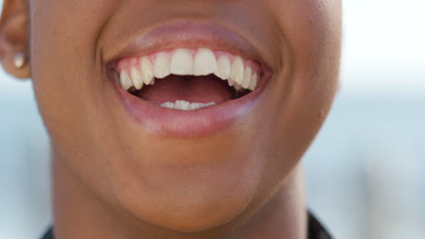 mujer negra, cara y sonrisa para retrato al aire libre
