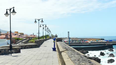 Apartmentgebäude-An-Der-Küste-Von-Puerto-De-La-Cruz-Und-Meereswellen,-Pan-Blick