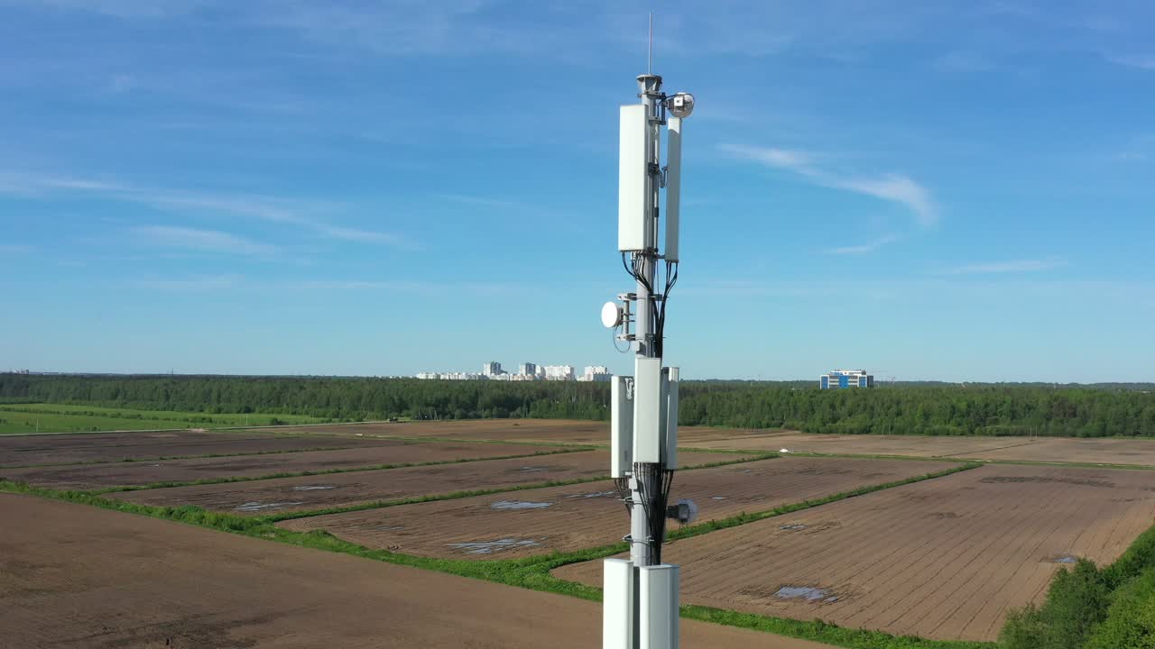 torre de gsm celular con transmisor 3g, 5g. antena de comunicación. tecnología futura. vista aérea desde un avión no tripulado