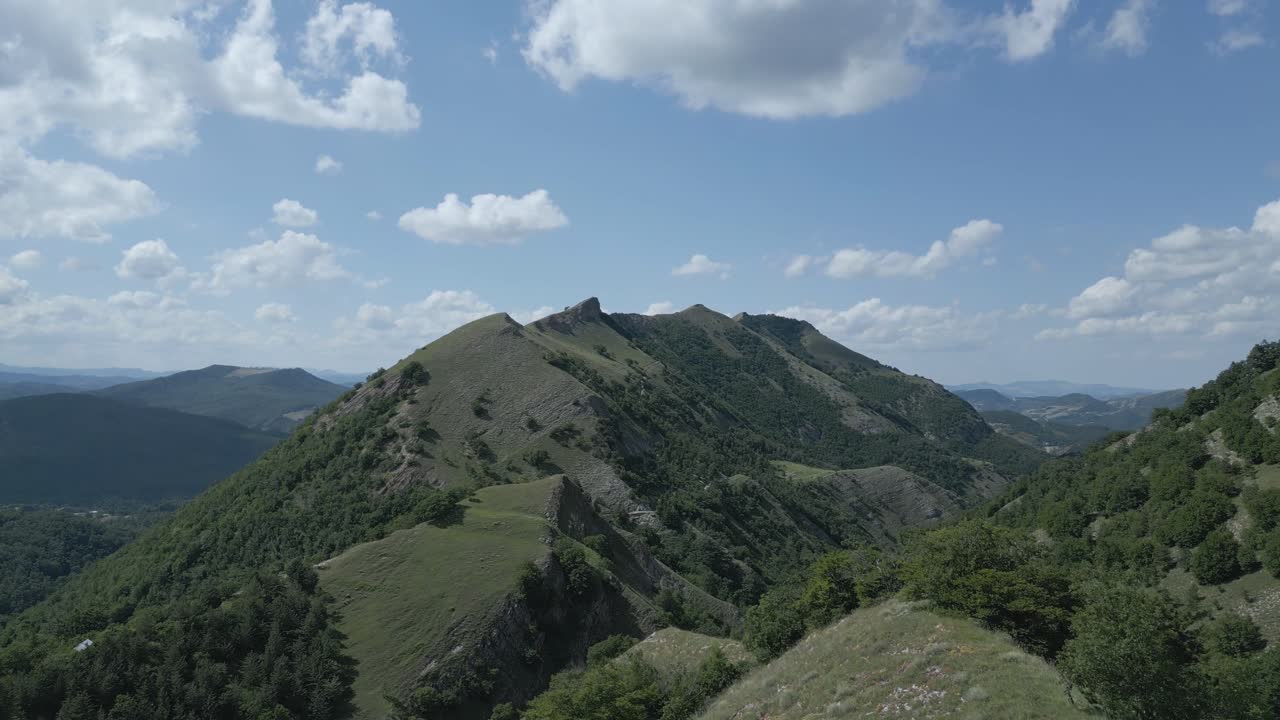 sobrevolar las majestuosas montañas italianas con este impresionante metraje de avión no tripulado