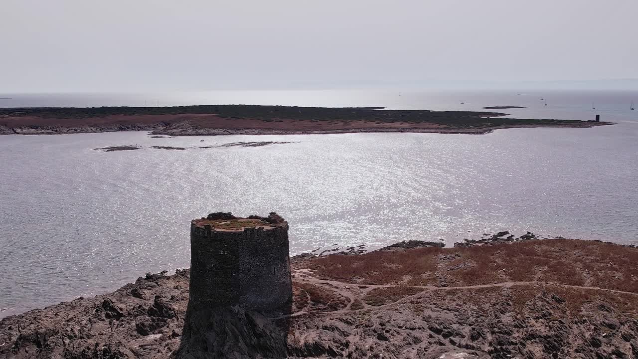 Návštěva pobřežní věže na Sardinii u moře