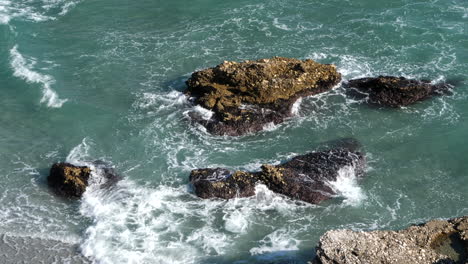 paisaje de rocas marinas en un día soleado