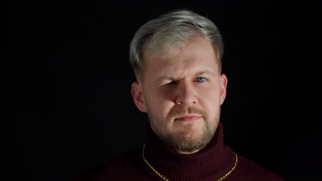 портрет человека с светлыми волосами и голубыми глазами