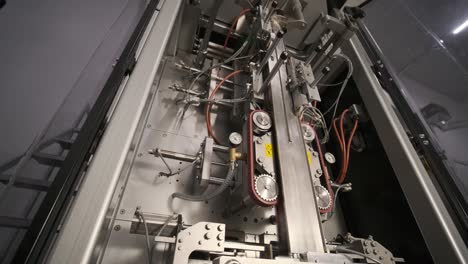 máquina de llenado y sellado de paquetes de bolsas de bocadillos. industria alimentaria