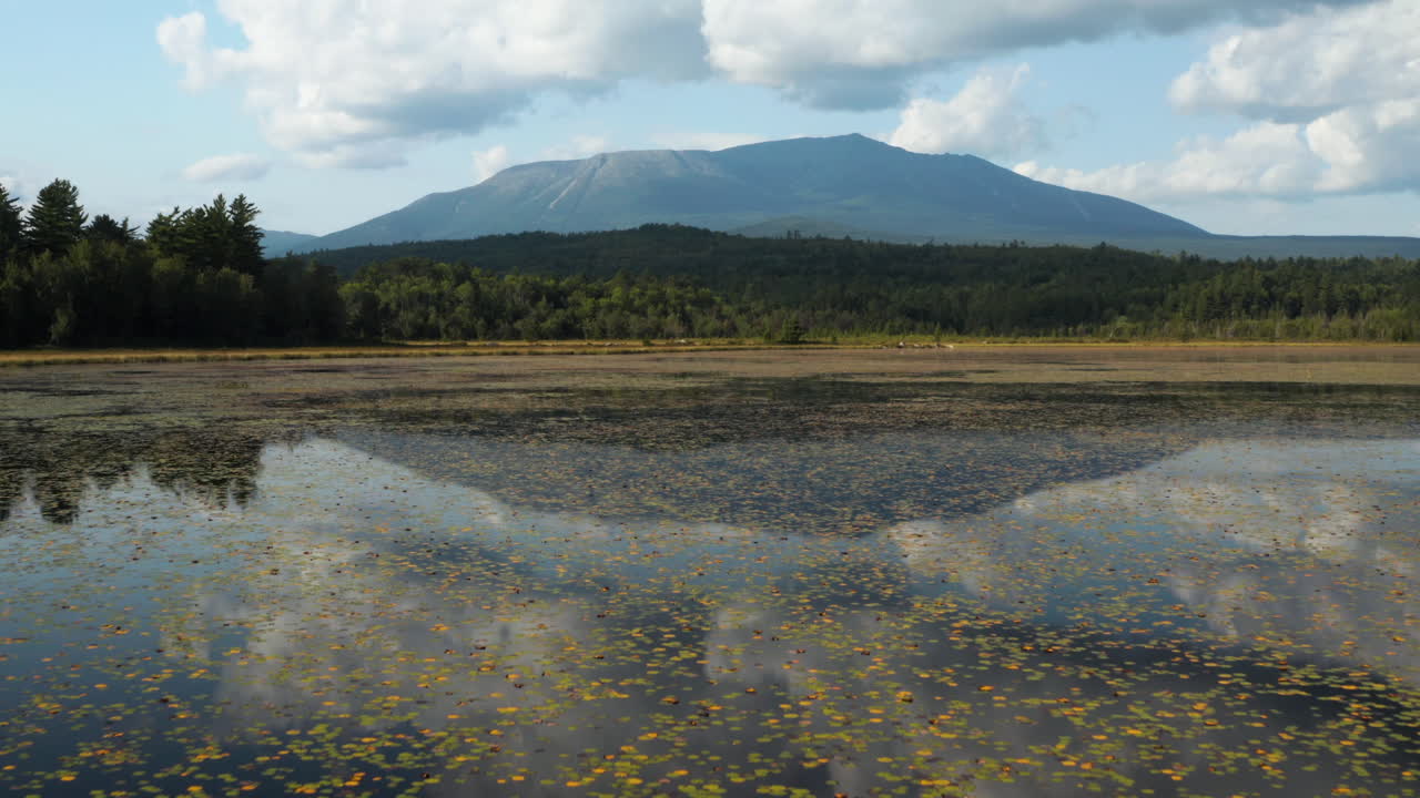 장엄한 카타딘 산의 멋진 조감도