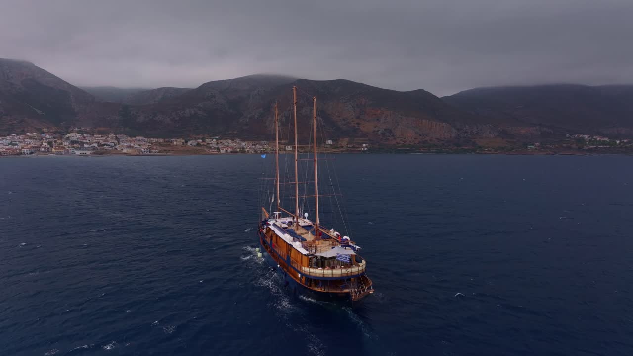 Sakin Akdeniz'de yelkenli teknenin havadan görünümü, Monemvasia, Yunanistan