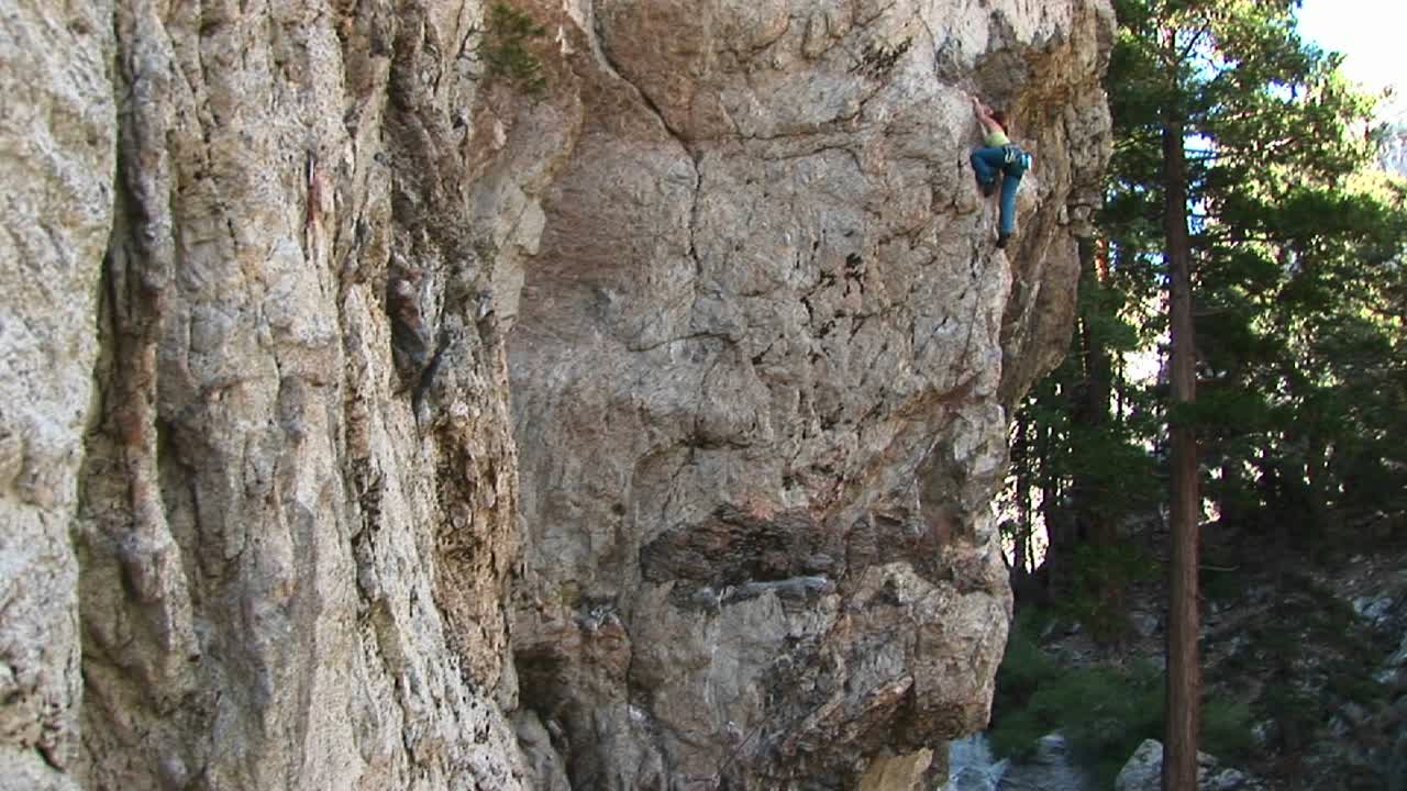panup de un escalador escalando laboriosamente una roca de granito