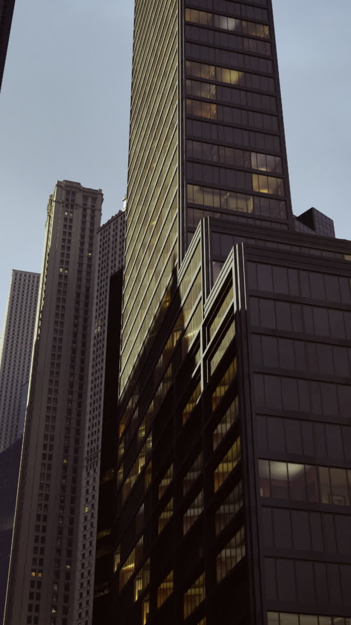 Vista di un canyon urbano che mette in risalto i grattacieli con il riflesso degli edifici