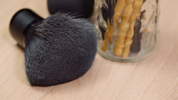 Make-up-Pinsel-Set auf dem Tisch rotierend 3